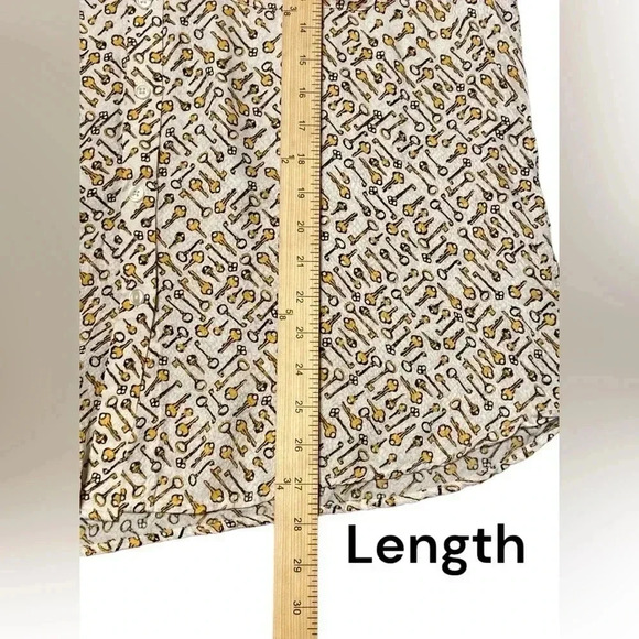 Gold key Print Button-Up Blouse
BIN #14 - Picture 7 of 8